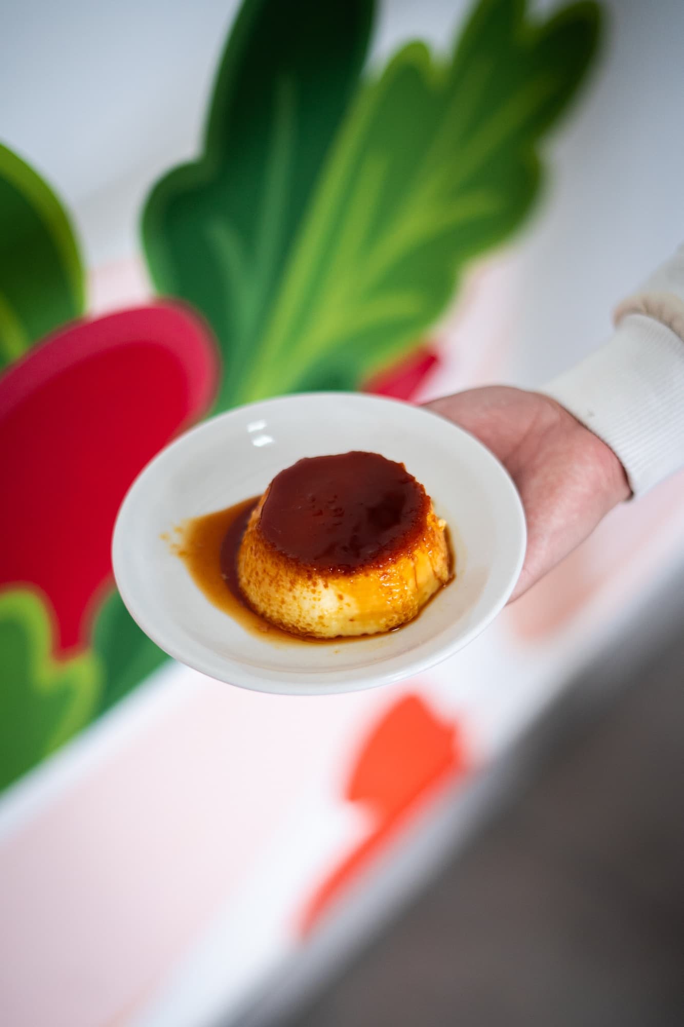 Flan casero con caramelo servido en un plato